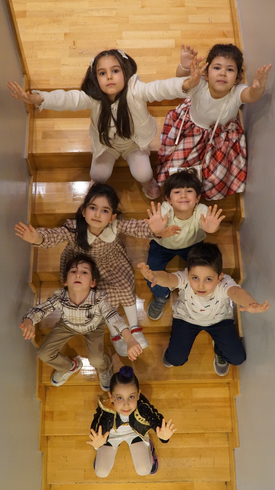 Children posing and waving on the stairs at a birthday party, Bonjur Party House Ümraniye