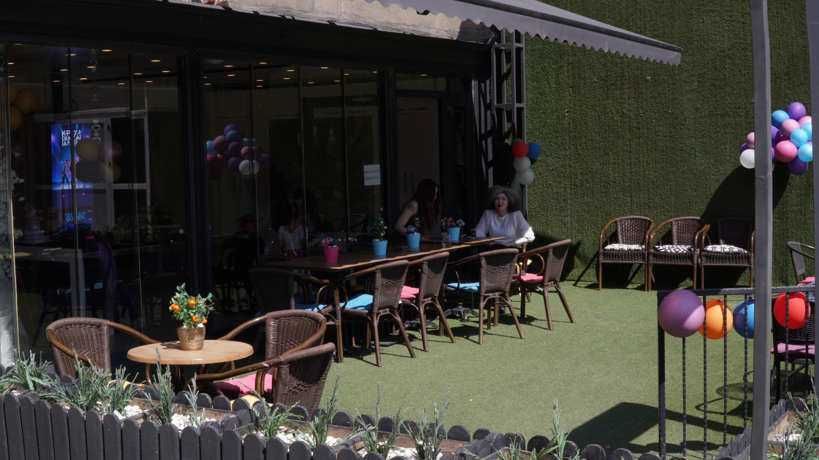 Outdoor garden terrace for parents at Bonjur Party House, Eltes Gold Mall, Ümraniye