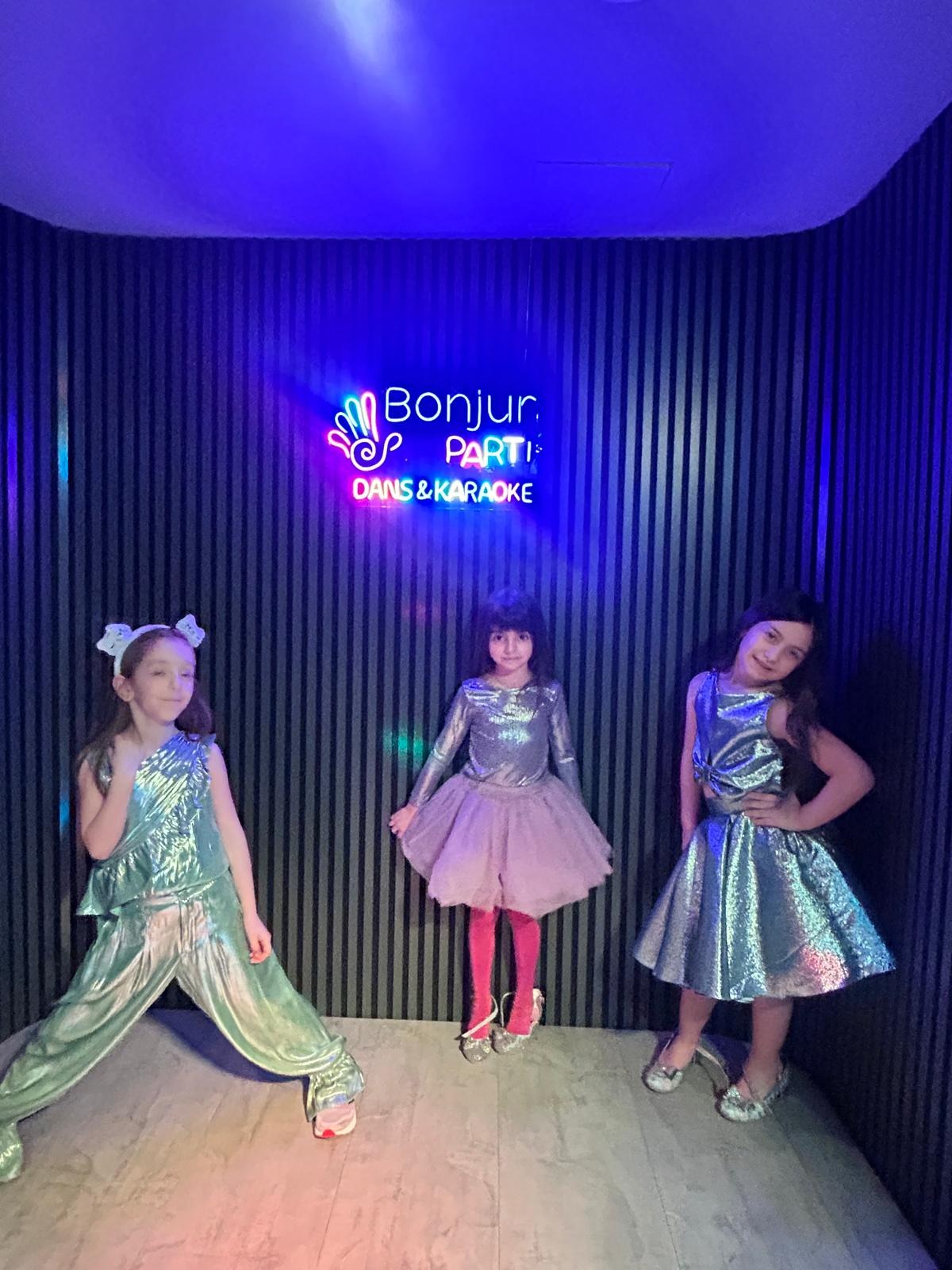 Mini disko, dans ve sahne. Serbest oyun alanları