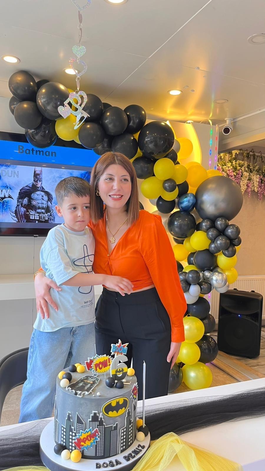 Bonjur parti evinde süper kahraman temalı doğum günü: siyah-sarı balon süslemesi ve temalı pasta, Ümraniye